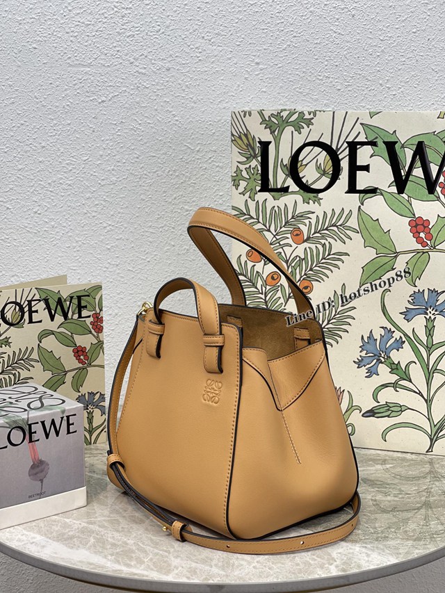 Loewe專櫃新顏色字母肩帶女包 羅意威經典小牛皮Hammok Nugget手提手拎肩背包 10398 lyw1205